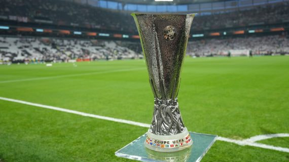 El trofeo de la Europa League, en el césped del Tüpraş Stadium de Estambul, antes de la final de 2026 entre el Aston Villa y el Friburgo.