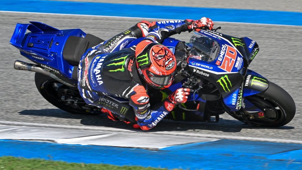 Fabio Quartararo inclina su moto sobre el asfalto durante una carrera de MotoGP
