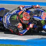 Fabio Quartararo inclina su moto sobre el asfalto durante una carrera de MotoGP