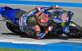 Fabio Quartararo inclina su moto sobre el asfalto durante una carrera de MotoGP