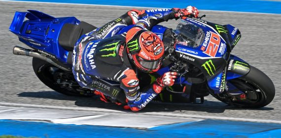 Fabio Quartararo inclina su moto sobre el asfalto durante una carrera de MotoGP