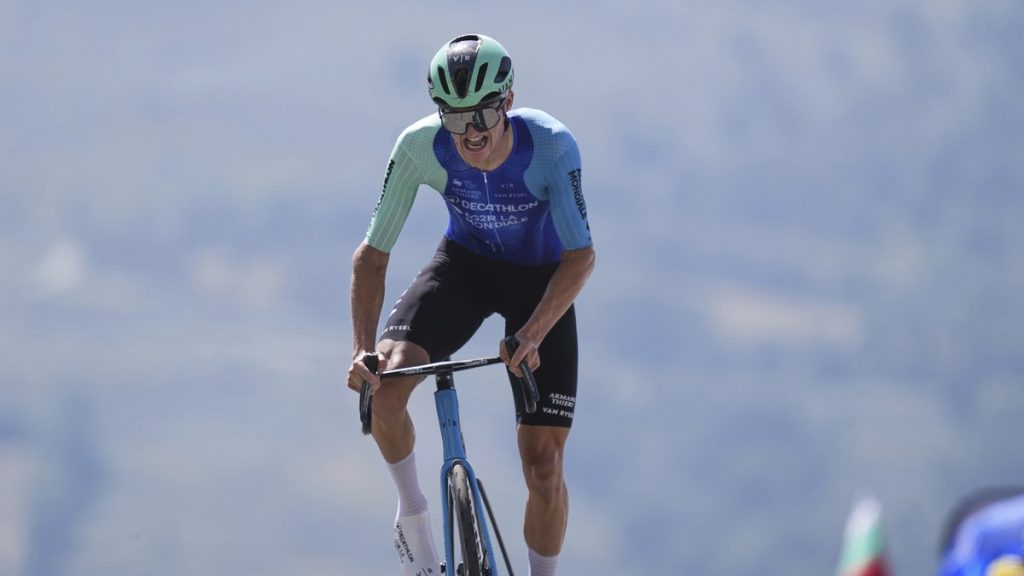Felix Gall asciende en solitario durante una contrarreloj de montaña en los Pirineos