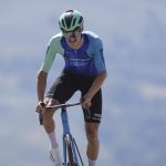 Felix Gall asciende en solitario durante una contrarreloj de montaña en los Pirineos