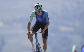 Felix Gall asciende en solitario durante una contrarreloj de montaña en los Pirineos