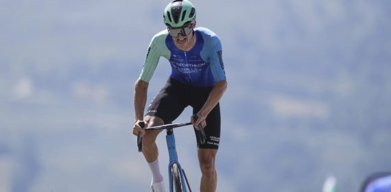 Felix Gall asciende en solitario durante una contrarreloj de montaña en los Pirineos