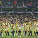Los jugadores del Fenerbahçe posan alineados antes del partido de Champions League ante el Sturm Graz en el estadio Şükrü Saracoğlu.