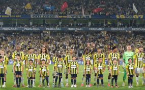 Los jugadores del Fenerbahçe posan alineados antes del partido de Champions League ante el Sturm Graz en el estadio Şükrü Saracoğlu.
