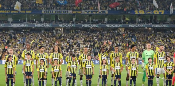 Los jugadores del Fenerbahçe posan alineados antes del partido de Champions League ante el Sturm Graz en el estadio Şükrü Saracoğlu.