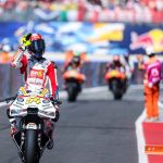 Fermín Aldeguer saluda a un aficionado en el parque cerrado del Gran Premio de San Marino de MotoGP