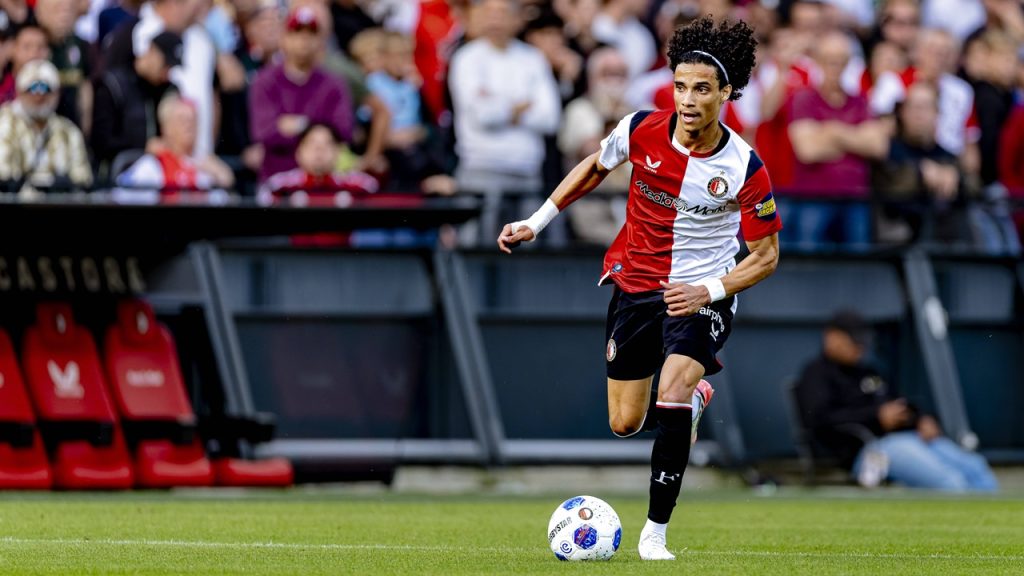 Gjivai Zechiel conduce un balón durante el partido de la Eredivise 2026/27 entre el Feyenoord y el Utrecht.