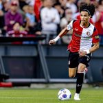 Gjivai Zechiel conduce un balón durante el partido de la Eredivise 2026/27 entre el Feyenoord y el Utrecht.