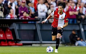 Gjivai Zechiel conduce un balón durante el partido de la Eredivise 2026/27 entre el Feyenoord y el Utrecht.
