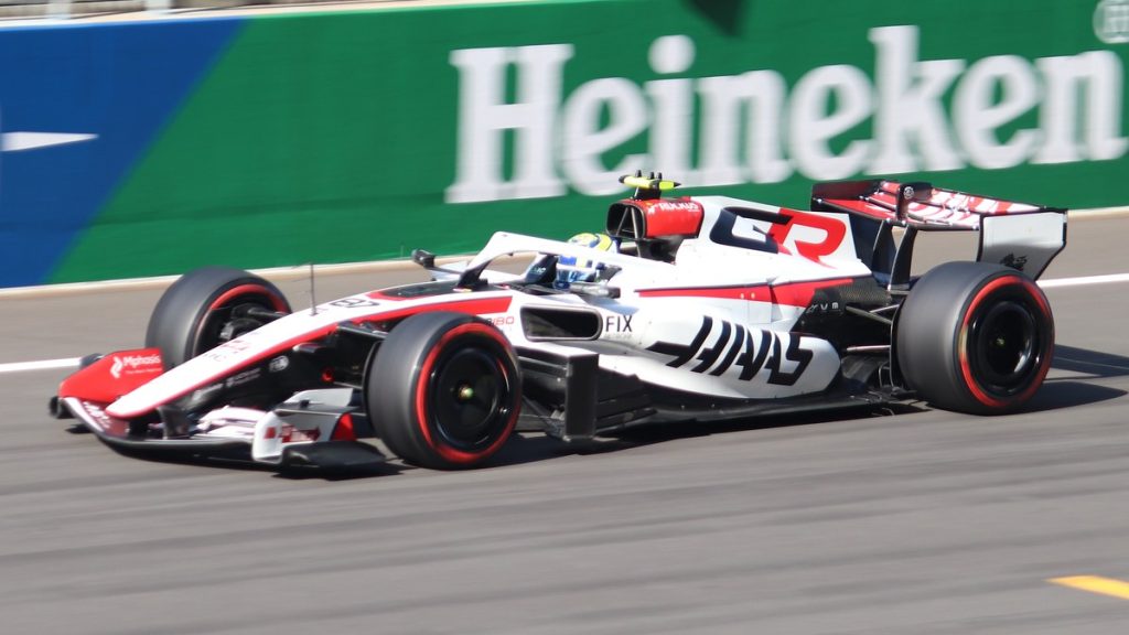 Un monoplaza Haas VF-26 rueda en pista durante la clasificación del Gran Premio de China de 2026