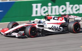 Un monoplaza Haas VF-26 rueda en pista durante la clasificación del Gran Premio de China de 2026