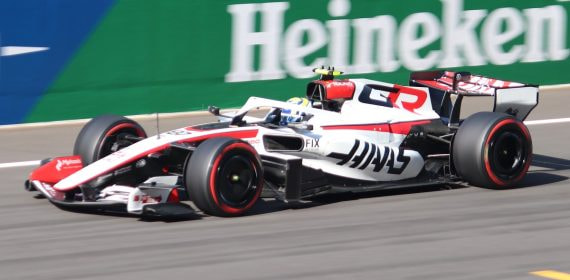 Un monoplaza Haas VF-26 rueda en pista durante la clasificación del Gran Premio de China de 2026