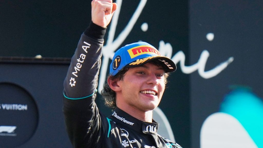 Andrea Kimi Antonelli levanta el puño en el podio con la gorra de ganador tras la carrera de Monza