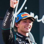 Andrea Kimi Antonelli levanta el puño en el podio con la gorra de ganador tras la carrera de Monza