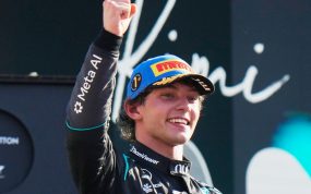 Andrea Kimi Antonelli levanta el puño en el podio con la gorra de ganador tras la carrera de Monza