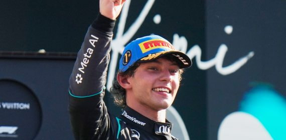 Andrea Kimi Antonelli levanta el puño en el podio con la gorra de ganador tras la carrera de Monza