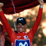 Enric Mas levanta los dos puños con el maillot rojo en el podio de Granada