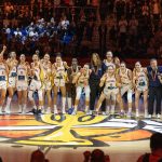 Las jugadoras de la selección española posan con la medalla de bronce en el centro de la pista de Berlín