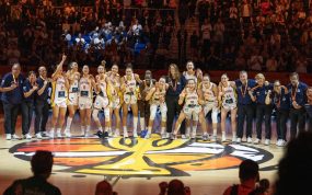 Las jugadoras de la selección española posan con la medalla de bronce en el centro de la pista de Berlín