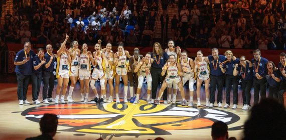 Las jugadoras de la selección española posan con la medalla de bronce en el centro de la pista de Berlín
