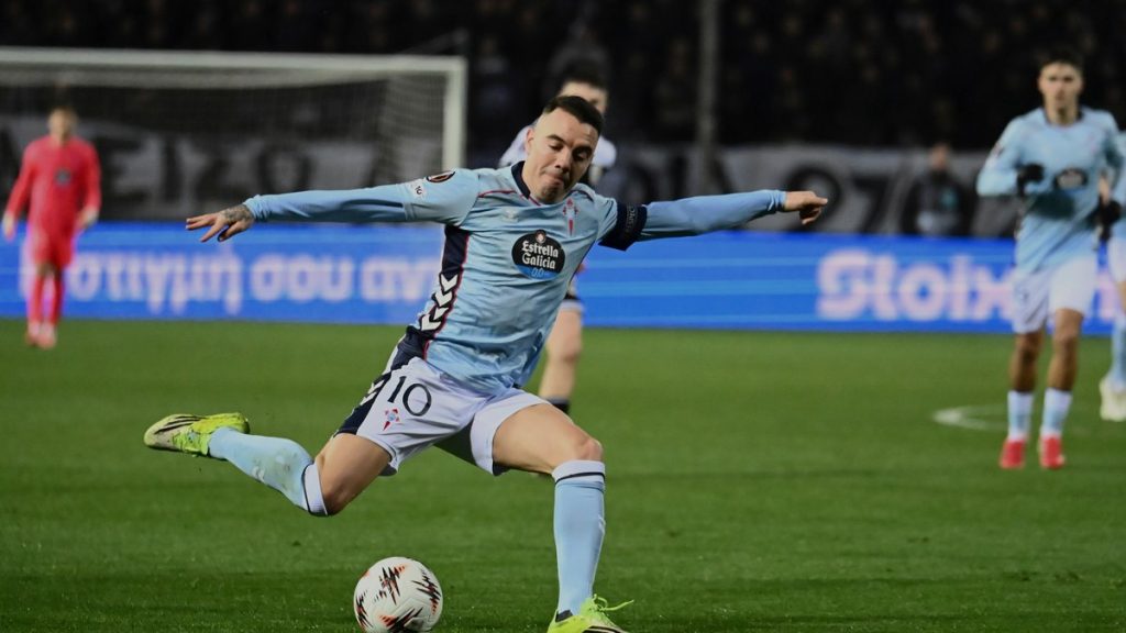 Iago Aspas golpea el balón con el maillot del Celta en un partido europeo ante el PAOK en Salónica