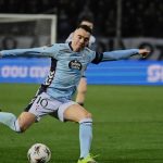 Iago Aspas golpea el balón con el maillot del Celta en un partido europeo ante el PAOK en Salónica