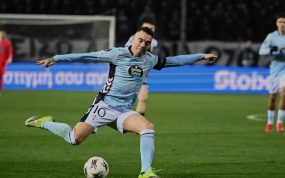 Iago Aspas golpea el balón con el maillot del Celta en un partido europeo ante el PAOK en Salónica