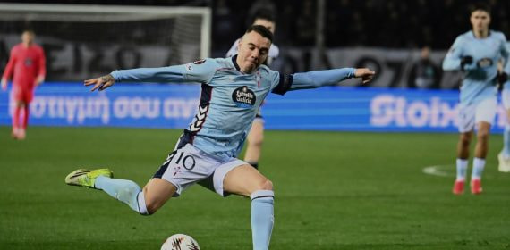 Iago Aspas golpea el balón con el maillot del Celta en un partido europeo ante el PAOK en Salónica