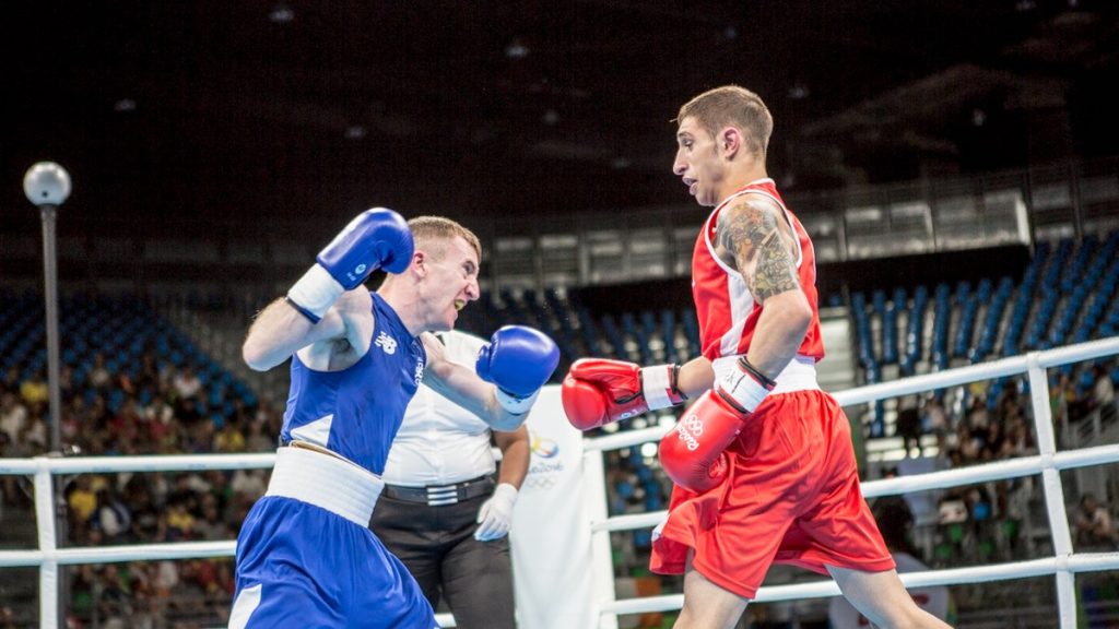Samuel Carmona, de rojo, lanza un golpe ante el irlandés Paddy Barnes en el ring de Río 2016
