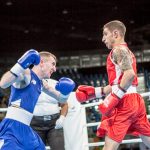 Samuel Carmona, de rojo, lanza un golpe ante el irlandés Paddy Barnes en el ring de Río 2016