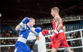 Samuel Carmona, de rojo, lanza un golpe ante el irlandés Paddy Barnes en el ring de Río 2016