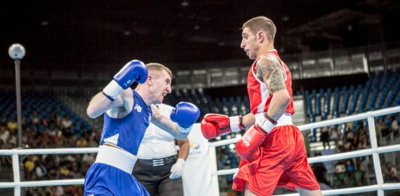 Samuel Carmona, de rojo, lanza un golpe ante el irlandés Paddy Barnes en el ring de Río 2016