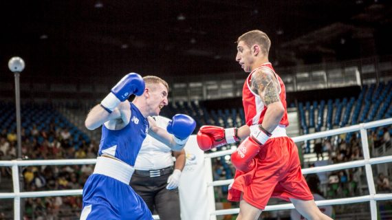 Samuel Carmona, de rojo, lanza un golpe ante el irlandés Paddy Barnes en el ring de Río 2016