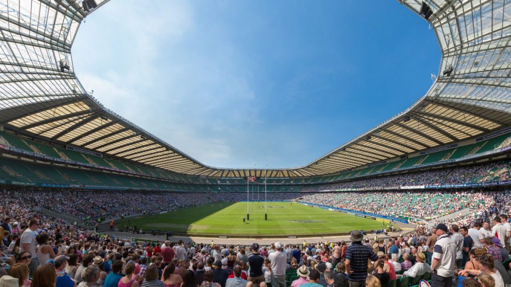 Vista panorámica del interior del estadio de Twickenham con las gradas llenas y el césped vacío antes de un partido