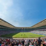 Vista panorámica del interior del estadio de Twickenham con las gradas llenas y el césped vacío antes de un partido