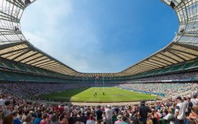 Vista panorámica del interior del estadio de Twickenham con las gradas llenas y el césped vacío antes de un partido