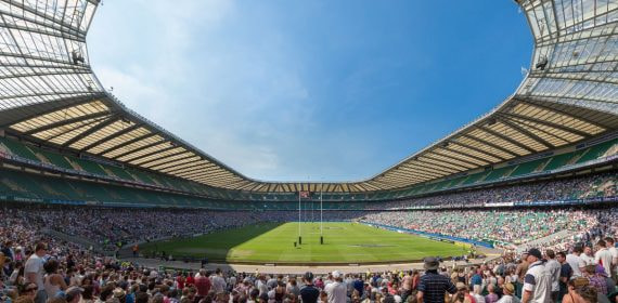 Vista panorámica del interior del estadio de Twickenham con las gradas llenas y el césped vacío antes de un partido