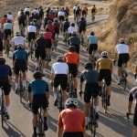 Pelotón ciclista subiendo una carretera de montaña seca del sureste español