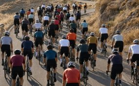 Pelotón ciclista subiendo una carretera de montaña seca del sureste español