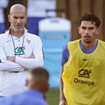 Lucas Da Cunha junto a Zinedine Zidane durante un entrenamiento de la seleección de Francia, correspondiente al parón de selecciones de septiembre de 2026.