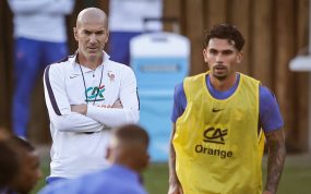 Lucas Da Cunha junto a Zinedine Zidane durante un entrenamiento de la seleección de Francia, correspondiente al parón de selecciones de septiembre de 2026.