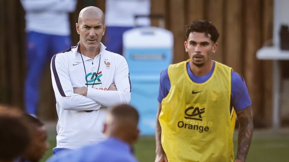 Lucas Da Cunha junto a Zinedine Zidane durante un entrenamiento de la seleección de Francia, correspondiente al parón de selecciones de septiembre de 2026.