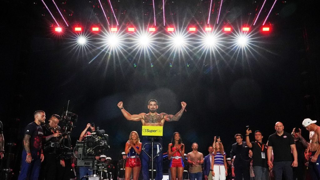 Ilia Topuria saluda al público durante el pesaje ceremonial del UFC Freedom 250, en Washington