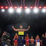 Ilia Topuria saluda al público durante el pesaje ceremonial del UFC Freedom 250, en Washington