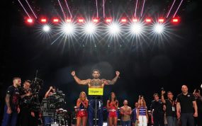 Ilia Topuria saluda al público durante el pesaje ceremonial del UFC Freedom 250, en Washington