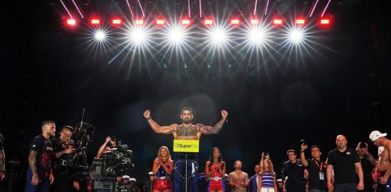 Ilia Topuria saluda al público durante el pesaje ceremonial del UFC Freedom 250, en Washington