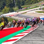 Varios pilotos de MotoGP toman una curva en el Red Bull Ring durante el Gran Premio de Austria de 2026.